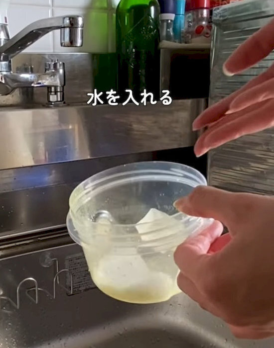 氷と砂糖を入れてシャカシャカ振ると…？　結果に「見違えた！」