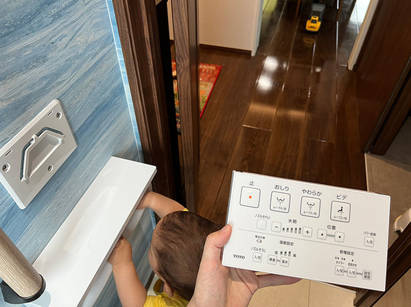 １歳息子のマイブームに「お尻を守るのが大変です」　母の手元を見ると…？