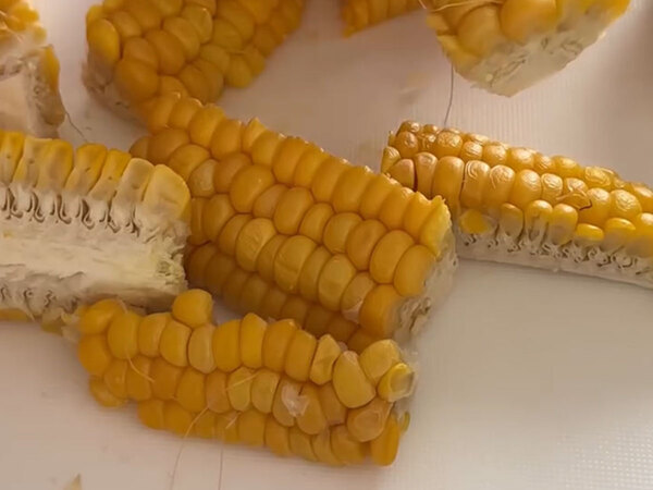 トウモロコシは焼きも蒸しもせず…　意外な『食べ方』に「革新的」「試してみます」
