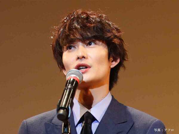 岡田将生さんがツーショットを公開　ビデオ電話した、まさかの相手が？