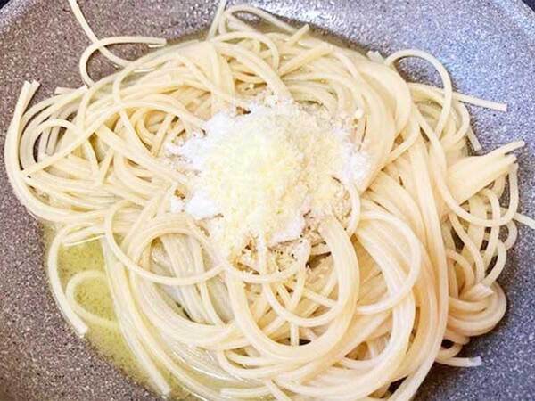 大さじ４杯入れたのは…？　簡単パスタの味付けに「最後まで飽きずに完食！」