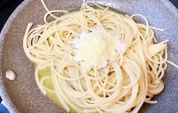 大さじ４杯入れたのは…？　簡単パスタの味付けに「最後まで飽きずに完食！」