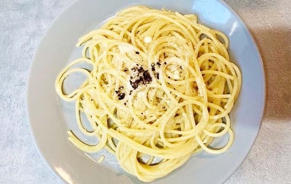 大さじ４杯入れたのは…？　簡単パスタの味付けに「最後まで飽きずに完食！」