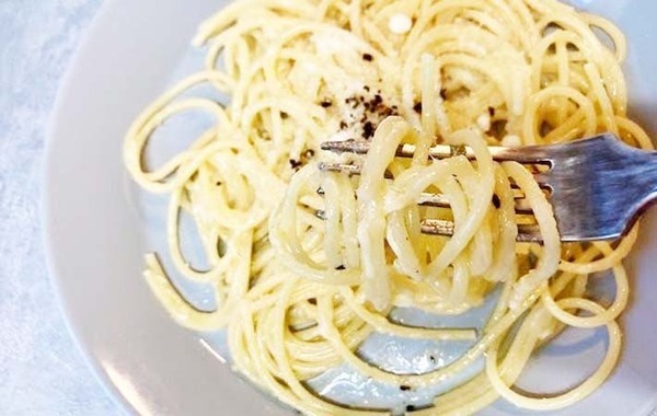 大さじ４杯入れたのは…？　簡単パスタの味付けに「最後まで飽きずに完食！」