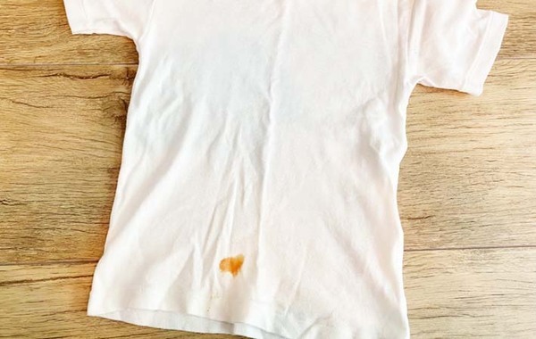 ケチャップをこぼして、シミになった時は？　１００均グッズでほぼ真っ白に！