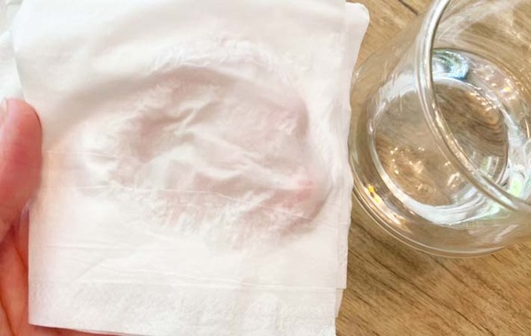 ケチャップをこぼして、シミになった時は？　１００均グッズでほぼ真っ白に！