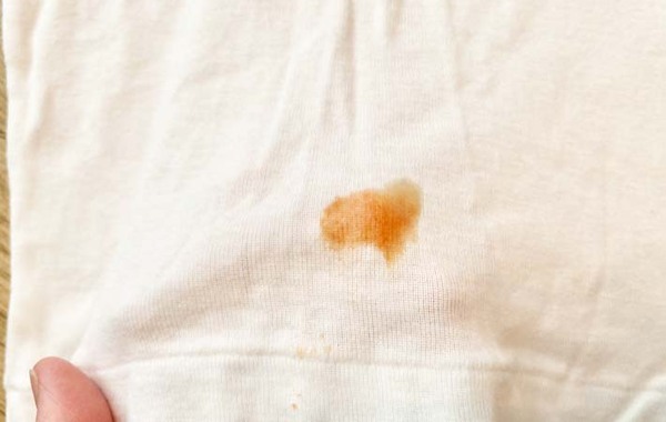 ケチャップをこぼして、シミになった時は？　１００均グッズでほぼ真っ白に！