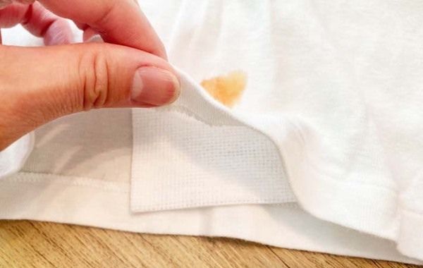 ケチャップをこぼして、シミになった時は？　１００均グッズでほぼ真っ白に！