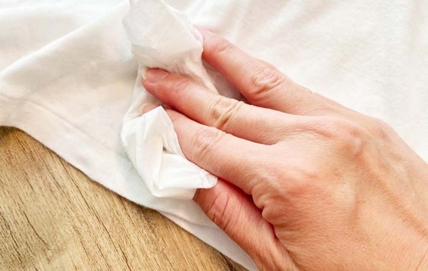 ケチャップをこぼして、シミになった時は？　１００均グッズでほぼ真っ白に！