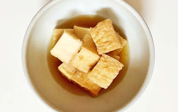 家族「ビールのつまみに最高！」　厚揚げをひと口大にカットして…？