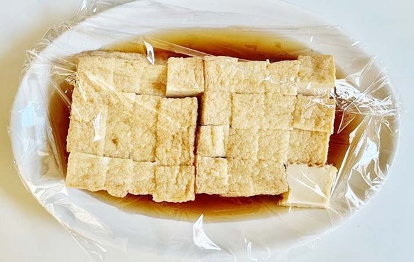 家族「ビールのつまみに最高！」　厚揚げをひと口大にカットして…？