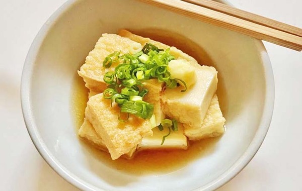 家族「ビールのつまみに最高！」　厚揚げをひと口大にカットして…？