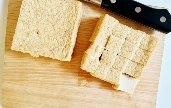 家族「ビールのつまみに最高！」　厚揚げをひと口大にカットして…？