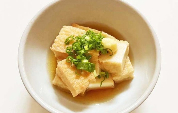 家族「ビールのつまみに最高！」　厚揚げをひと口大にカットして…？