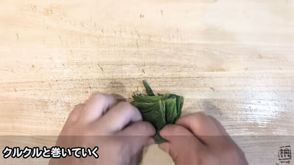 大葉を１０枚用意したら…　切って醤油・酢・ごま油と和えるだけで？