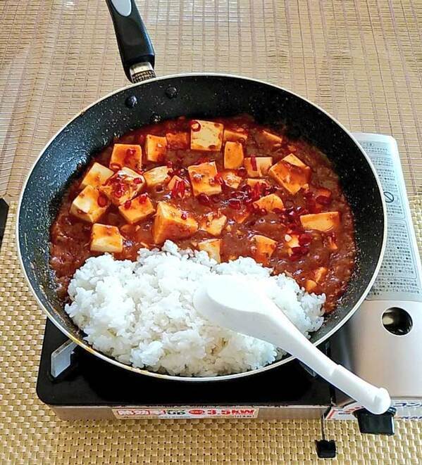 ご飯をドーン！　フライパンの中で完成させたのは？「こういうのでいいんだよ」