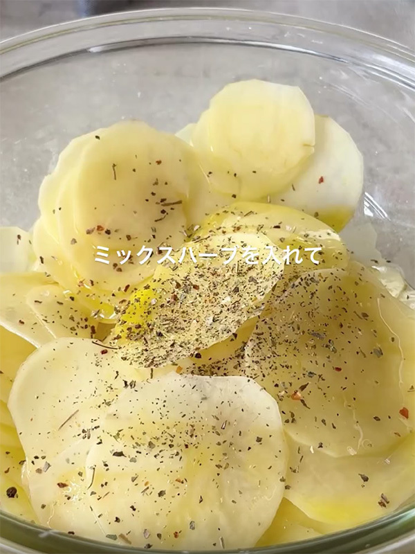 ジャガイモをスライスして…　完成した一品に「これは簡単」「絶対に私が好きなヤツ」