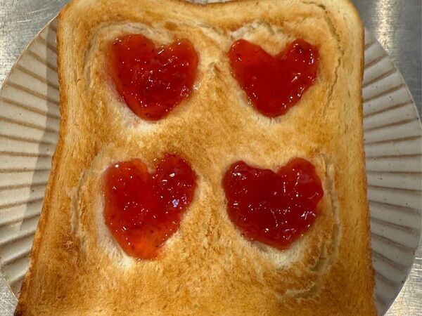 簡単なのに映える！　焼く前のひと工夫でできる『ハートジャムトースト』とは