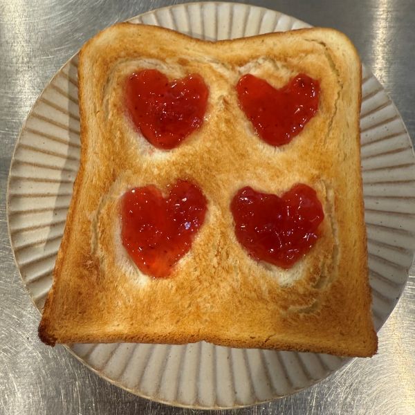 簡単なのに映える！　焼く前のひと工夫でできる『ハートジャムトースト』とは