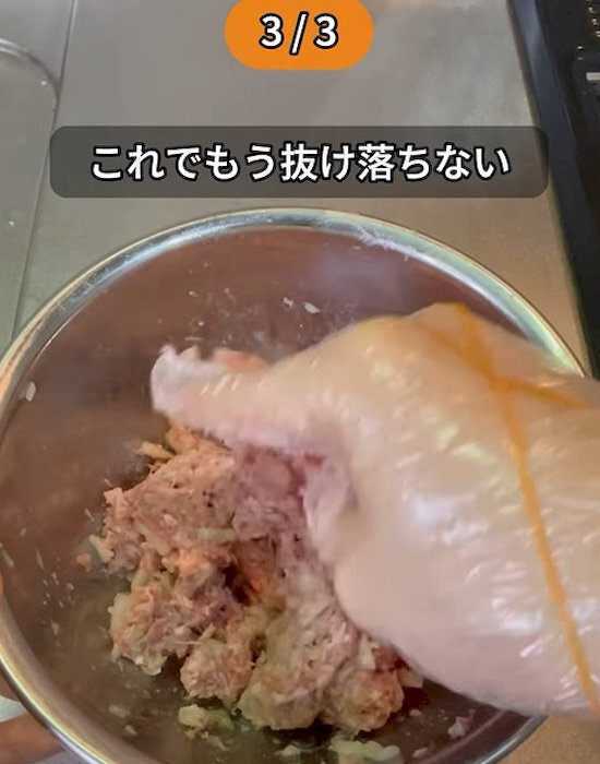 ズレて外れがちな手袋が…　輪ゴムのひと工夫で「ピタッと止まる！」