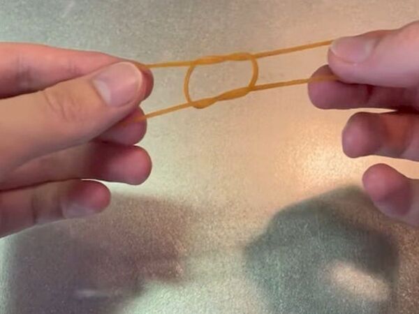 ズレて外れがちな手袋が…　輪ゴムのひと工夫で「ピタッと止まる！」