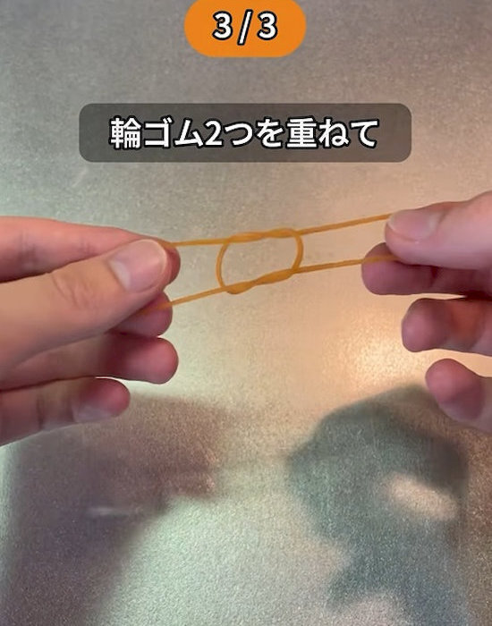 ズレて外れがちな手袋が…　輪ゴムのひと工夫で「ピタッと止まる！」