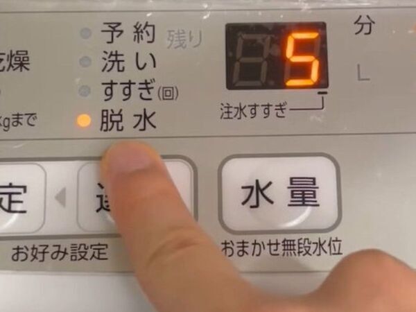 乾いたバスタオルを１枚入れるだけ　部屋干しの乾きが「段違い」になる方法