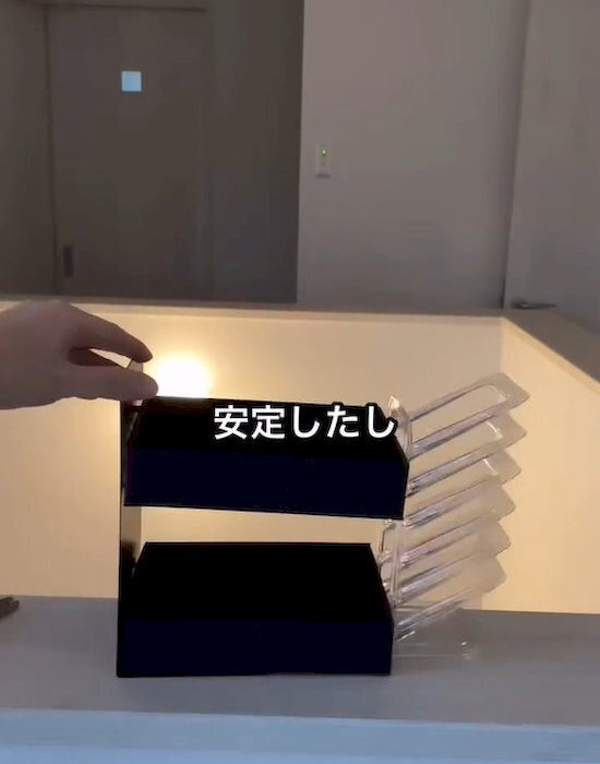 ハンカチスタンドとトレイを貼るだけ！　１００均の組み合わせ収納に「賢い」「試してみる」