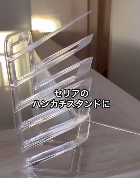 ハンカチスタンドとトレイを貼るだけ！　１００均の組み合わせ収納に「賢い」「試してみる」