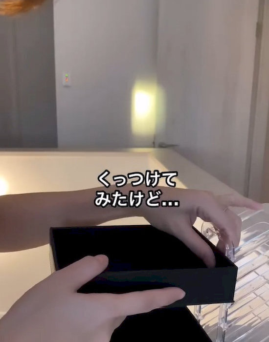 ハンカチスタンドとトレイを貼るだけ！　１００均の組み合わせ収納に「賢い」「試してみる」