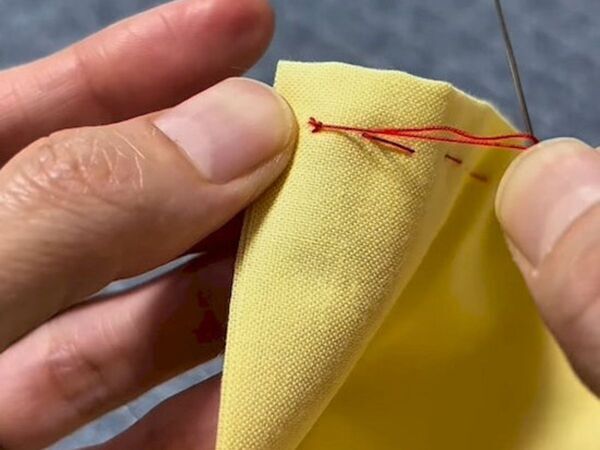 「糸が足りない…」　縫い直さず玉留めできる方法に「これは助かる」「早速やる」