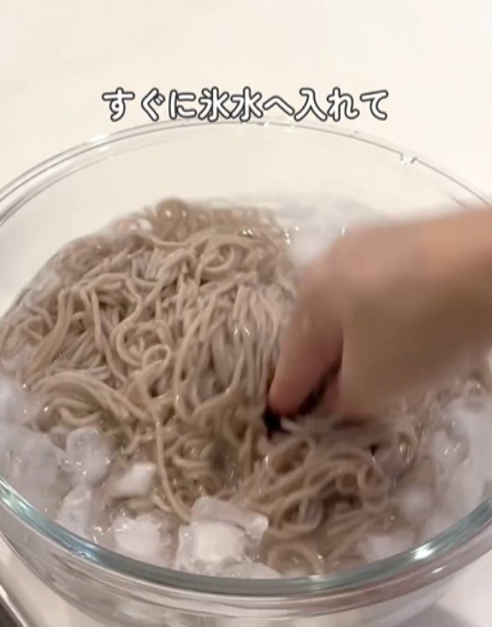 市販のそばをゆでる時に『油』を入れると？　仕上がりに「驚いた」「すぐ試す」