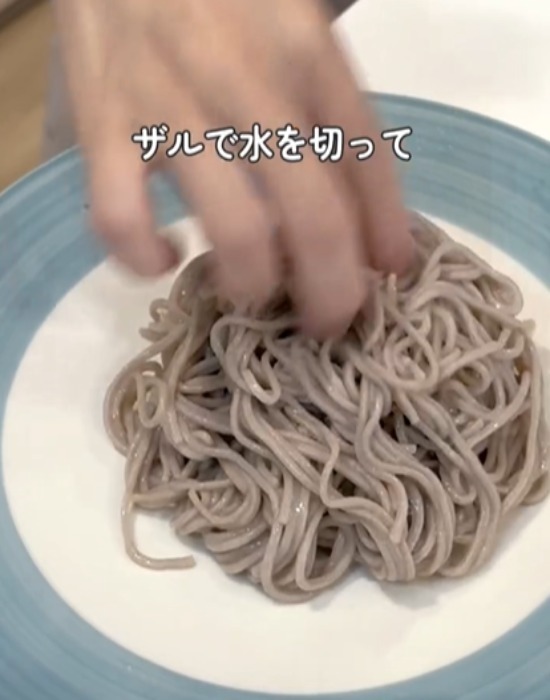 市販のそばをゆでる時に『油』を入れると？　仕上がりに「驚いた」「すぐ試す」