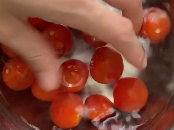 ミニトマトをそのまま冷蔵庫に？　正しい保存法に「知らなかった」「やってみます」