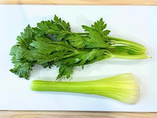 企業が教える『セロリの下処理』　動画に「勉強になります」「やってみる」