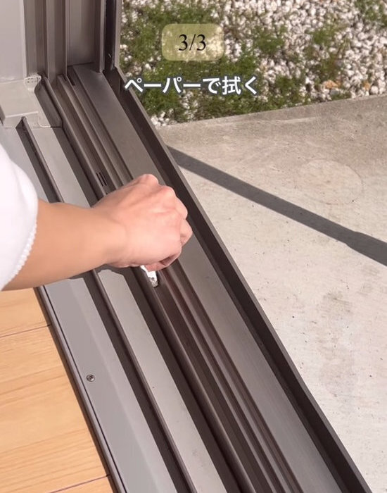 窓サッシに『魔法の粉』を振りかけると…　結果に「ショック」「こんなに？」