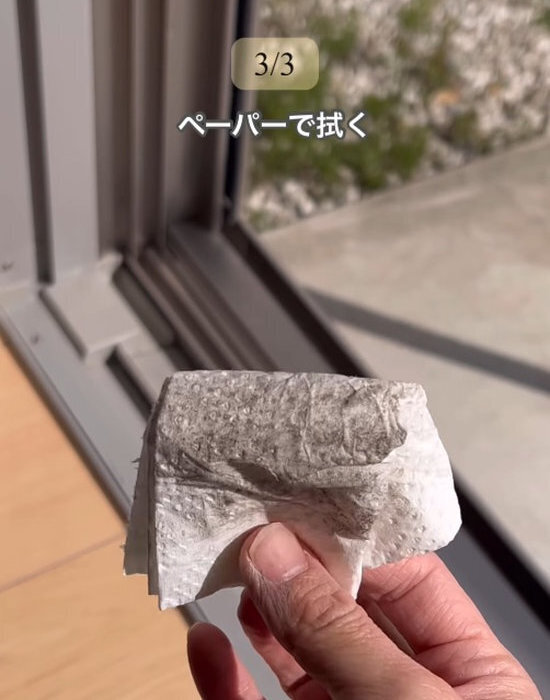 窓サッシに『魔法の粉』を振りかけると…　結果に「ショック」「こんなに？」
