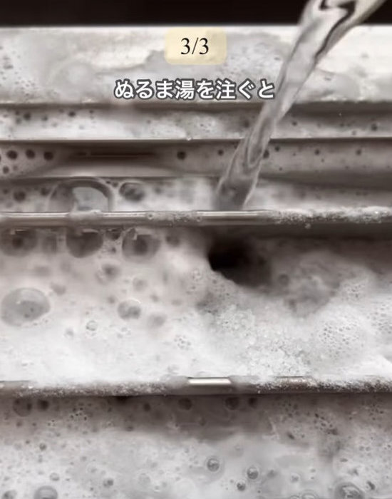 窓サッシに『魔法の粉』を振りかけると…　結果に「ショック」「こんなに？」