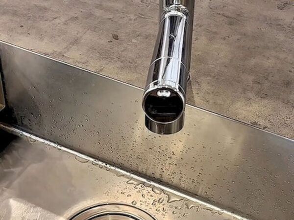 キッチンの蛇口をビニール紐でゴシゴシ　目にしたものに「背筋が凍る」