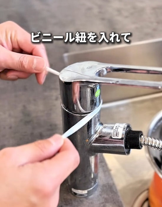 キッチンの蛇口をビニール紐でゴシゴシ　目にしたものに「背筋が凍る」