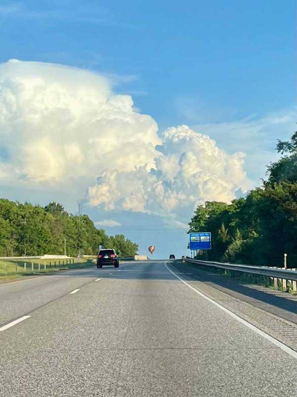 道路を走っていると…　眼前の景色に「すごい」「声を出して笑った」