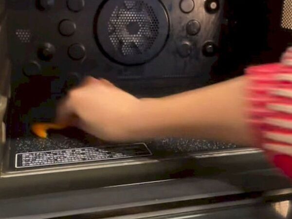 ミカンの皮で電子レンジをこすると？　仕上がりに「マジかよ」「もう手放せない」