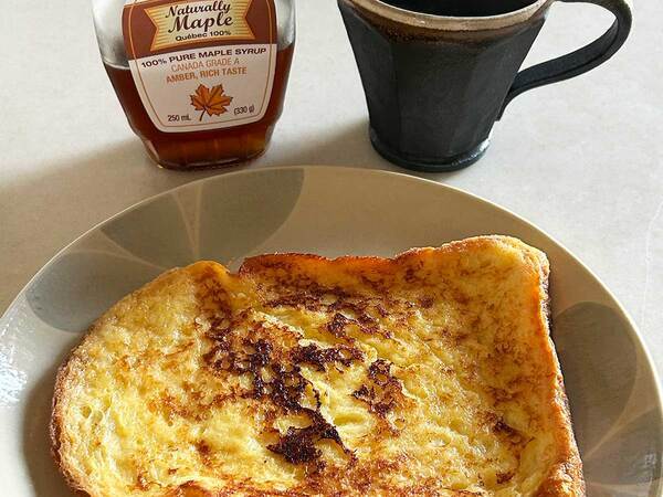 フレンチトーストの横に…　朝食写真に「最高の組み合わせ」「無限ループするやつ」