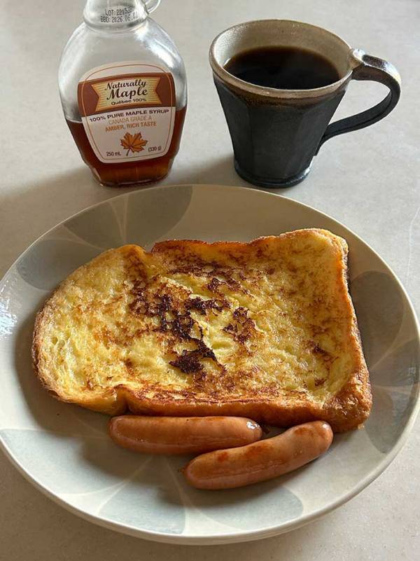 フレンチトーストの横に…　朝食写真に「最高の組み合わせ」「無限ループするやつ」