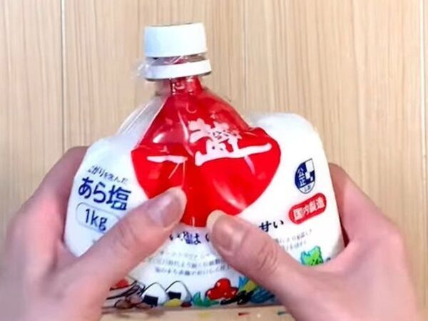 ペットボトルで袋を留めると？　こぼれない密閉力に「天才か」「何度でも使える」