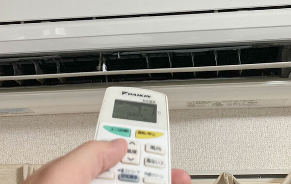 夏場のエアコンの風向き、上向き？下向き？　メーカーに聞いた『正解』は…