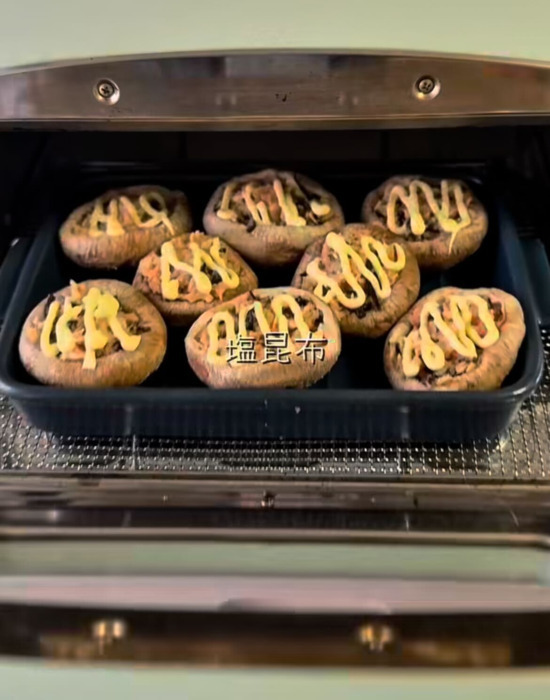 シイタケに詰めて焼くだけ！　居酒屋風おつまみに「絶対リピ」「うまみが爆発」