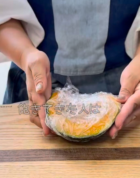 カボチャにかけて焼くだけ！　クセになる味の正体に「やられた」「また作る」