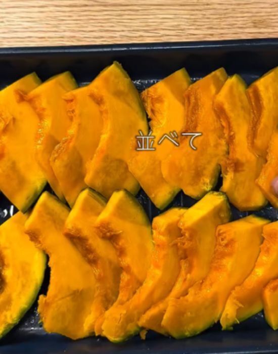 カボチャにかけて焼くだけ！　クセになる味の正体に「やられた」「また作る」