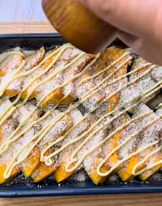カボチャにかけて焼くだけ！　クセになる味の正体に「やられた」「また作る」